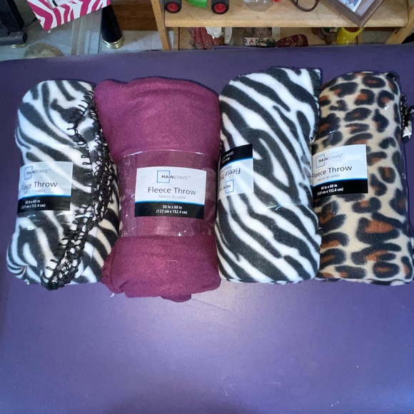 4 blankets different colors. - Picture 3 of 3